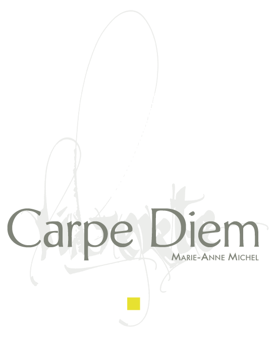 Logo de la compagnie Carpe Diem/Marie-Anne Michel. Composition de texte et calligraphie en filigrane.