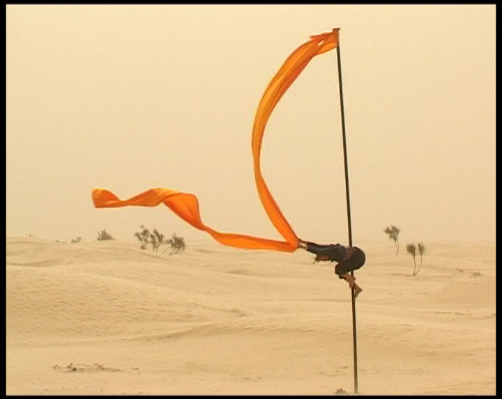 Mât chinois, chèche et vent dans le désert tunisien