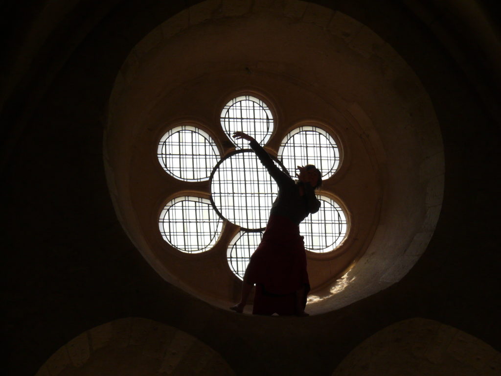 Improvisation dans une rosace de l'abbaye de Noirlac, à 6m de haut