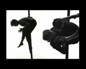 Composition noir et blanc de deux photos, Marie-Anne Michel au mât chinois