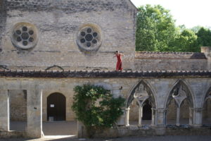 Traversée sur le muret du cloître de l'abbaye de Noirlac