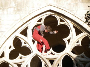 Improvisation en robe dans le cloître de l'abbaye