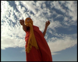 Marie-Anne en chèche, danse dans le désert