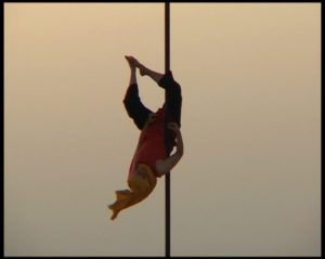 Lumière du soir, Marie-Anne au mât chinois dans le désert tunisien