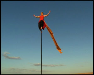 Majesté, Marie-Anne en haut du mât dans la lumière du désert tunisien